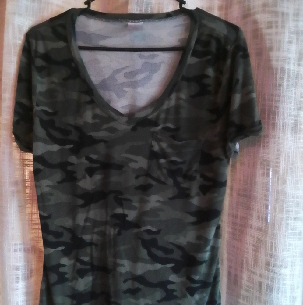 Women's camo short sleeve shirt v-neck